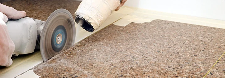 Person schneidet Fliese mit Trennschleifer